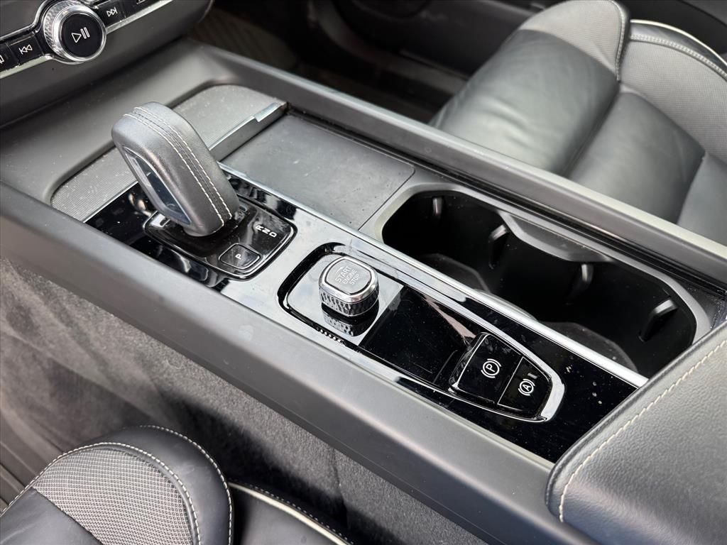 2022 Volvo XC60 Recharge Plug-In Hybrid T8 R-Design